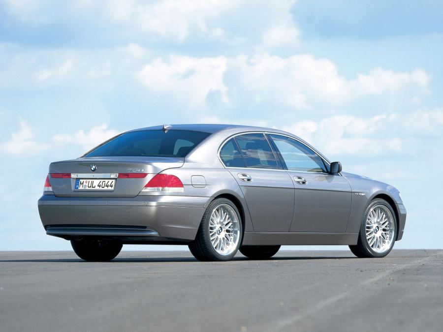  BMW 760i 2003 года  (фото 11 из 15)